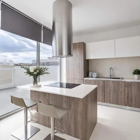Bnbnova - 2br Penthouse St Julian's - Sea Views & Terrace *